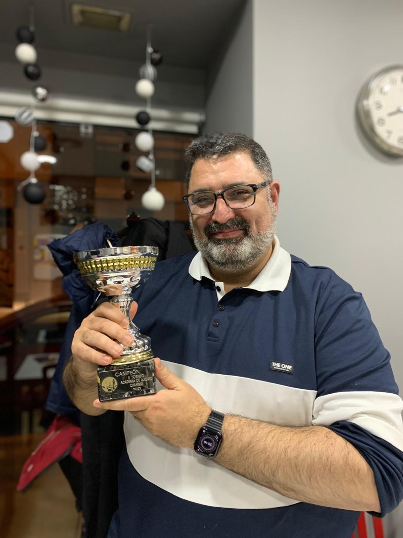 Campeón con la copa del torneo de la Academia Chamberí