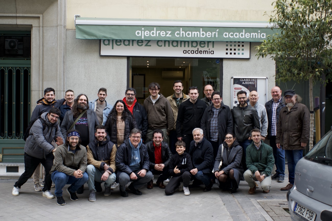 Toda la peña del club posando delante del local de Academia Chamberí