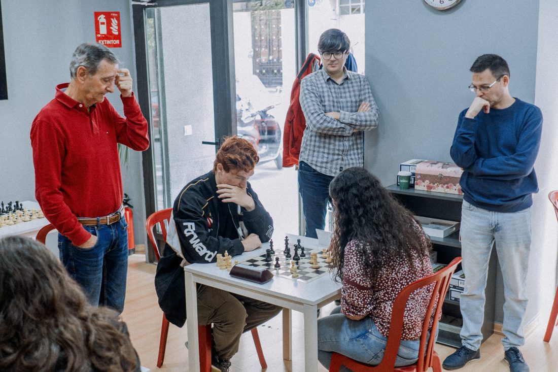 Gente del club reunida en torno a una partida en el meetup