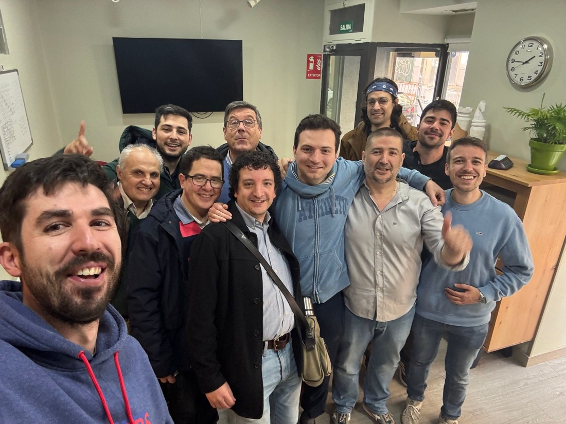 La peña del club sonriendo tras un torneo
