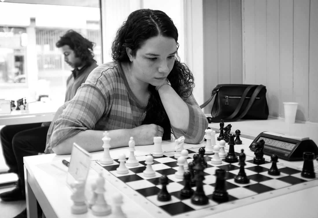 Una jugadora concentrada en su partida durante un torneo del club